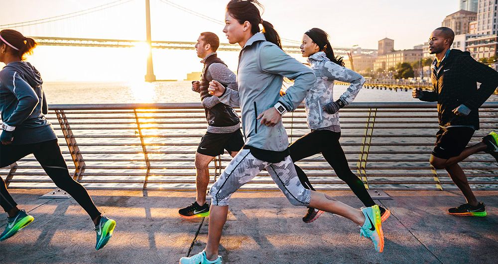 Grupo de personas de distintas nacionalidades corriendo por New York