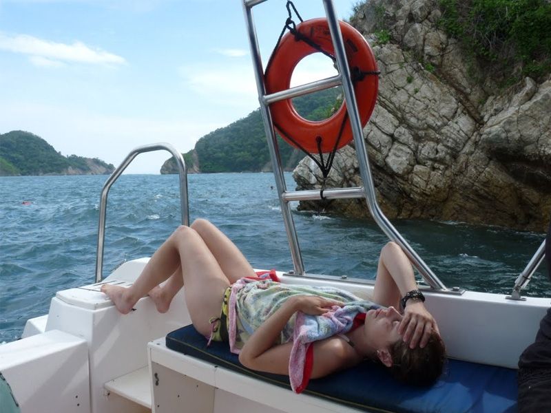 Chica mareada en un barco