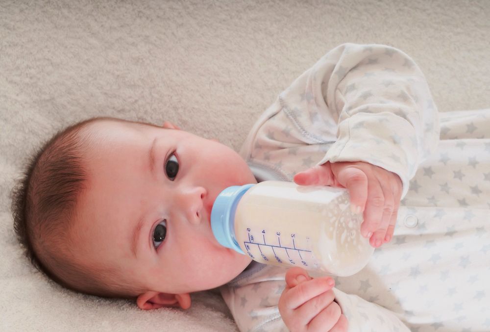 Las leches infantiles reúnen unas características muy beneficiosas para los bebés, pero a partir de unas diferencias en sus componentes y elementos